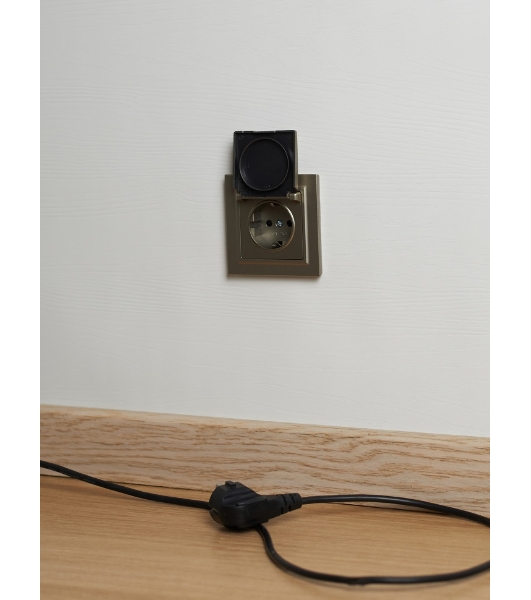 Розетка 1-местная BRITE IEK РСбш10-3-БрШ (BR-R16-16-K37) с заземлением, с защитными шторками и крышкой, 16А, IP20, шампань