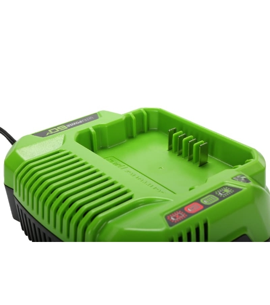 Зарядное устройство GreenWorks 60V (2932007)'Зарядное устройство Greenworks (модель) - используется для заряда аккумуляторных батарей Гринворкс 60 вольт на 2 А/ч,4 А/ч и 6 А/ч.Время зарядки данных аккумуляторов составляет: 2 А/ч = 60 минут; 4 А/ч = 120 минут.Зарядка оснащается системой автоматического отключения при достижении максимального заряда батареи для сохранения рабочих характеристик Li-Ion, а также специальным чипом, который защищает батарею от перегрева. Эти современные системы интеллектуального заряда обеспечивают сохранность дорогостоящего лития от преждевременной потери своих свойств и обеспечивают максимально возможный срок службы батареи. Для устойчивости зарядка имеет прорезиненные ножки. Для крепления на стену есть специальная проушина. На корпусе зарядки присутствую индикаторы заряда. Питание зарядного устройства осуществляется от сети 230 вольт переменного тока 50-60 Гц, 1,9 Ампер.Преимущества модели: Совместимость с аккумуляторами Greenworks 60V; Чип для защиты от перегрева