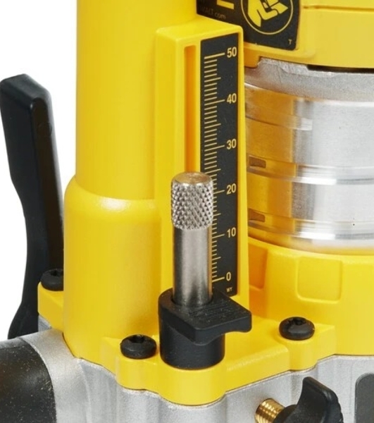 Фрезер DeWalt D26203. 900 Вт,16000-27000 об/мин,ход-55 мм