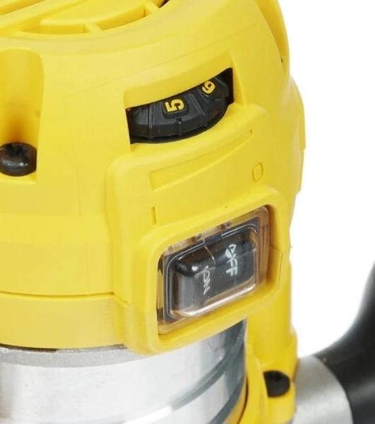 Фрезер DeWalt D26203. 900 Вт,16000-27000 об/мин,ход-55 мм