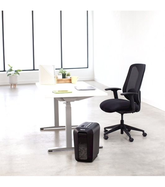 Шредер Fellowes PowerShred LX65 черный (секр.P-4)/перекрестный/10лист./22лтр./скрепки/скобы/пл.карты
