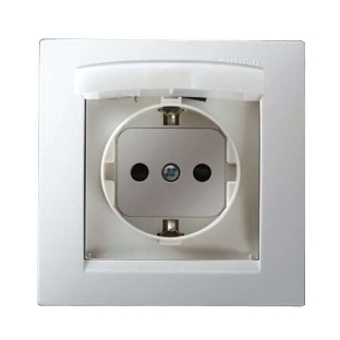 Розетка 1-м СП Simon15 с защ. крышкой защ. шторки с заземл. IP44 бел. Simon 1590450-030