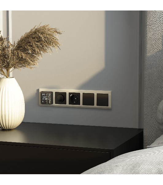Розетка с заземлением, шторками и USB тип A+C (черный)