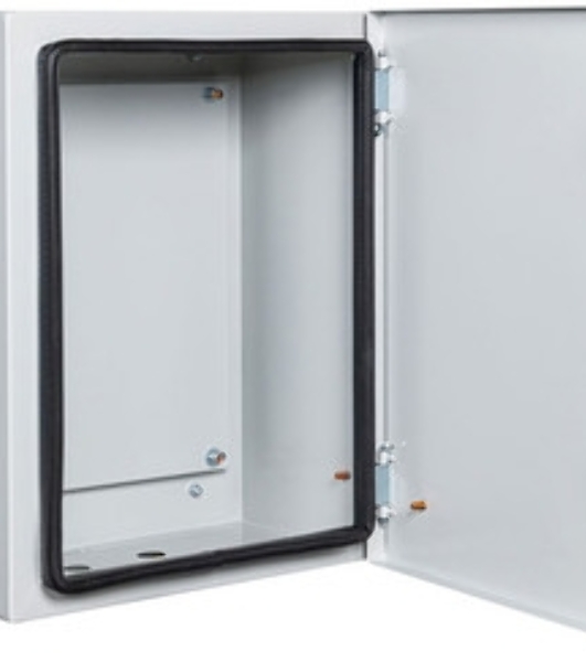 Универсальный монтажный шкаф МASTERMANN-13У. Габариты (внешние): 400х500х220 (ШхВхГ) Комплектация: замок 2 шт, ключ 1 шт, монтажная плата 1шт, гермовводы (MG-25) 2 шт, усиленные петли, уплотнительная резинка на корпусе. Полезная глубина 165 мм.